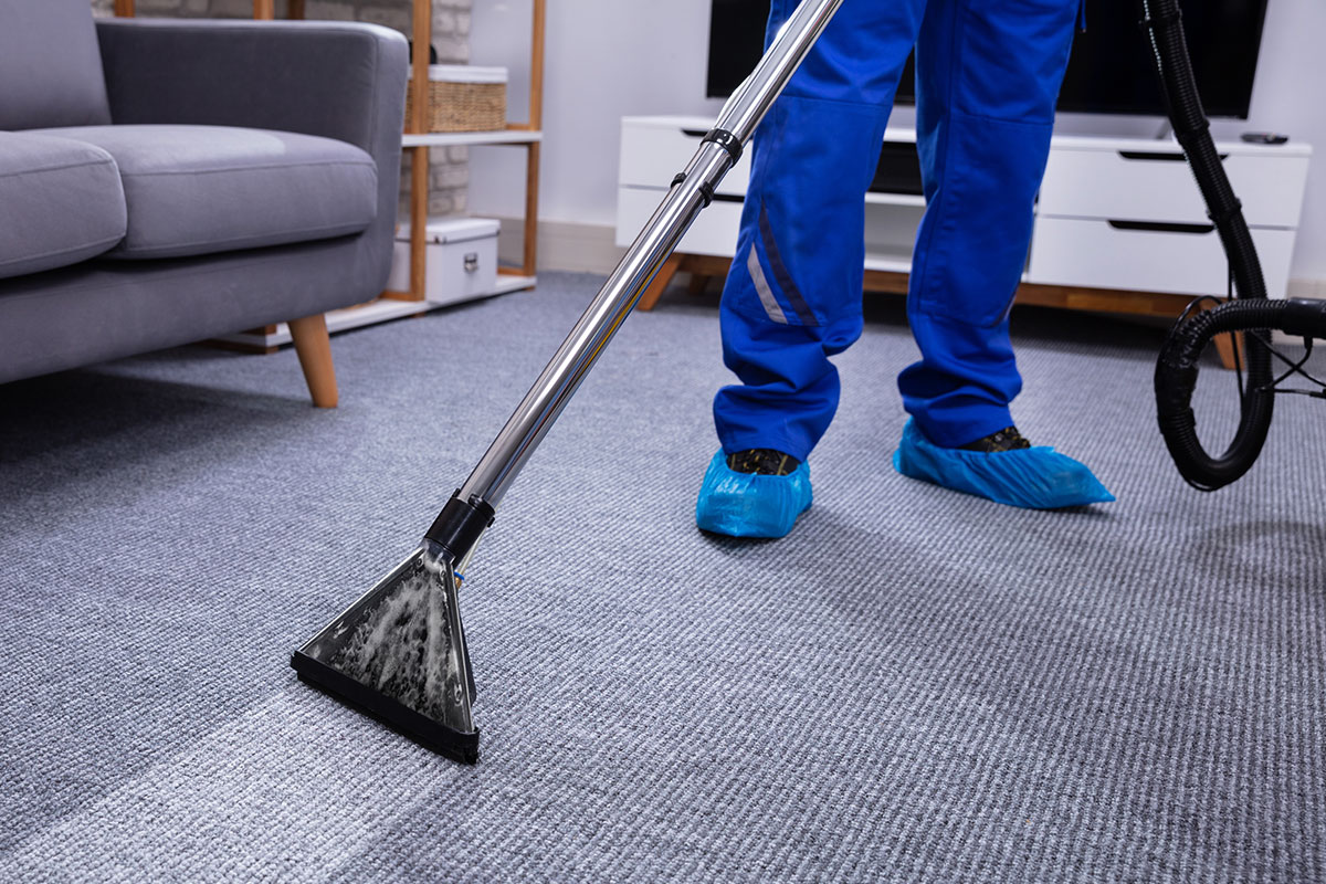 carpet-cleaner-cleaning-carpet
